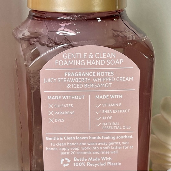 Bath & Body Works Strawberry Snowflakes Gift Set Body Scrub Soap NWT - Picture 6 of 6